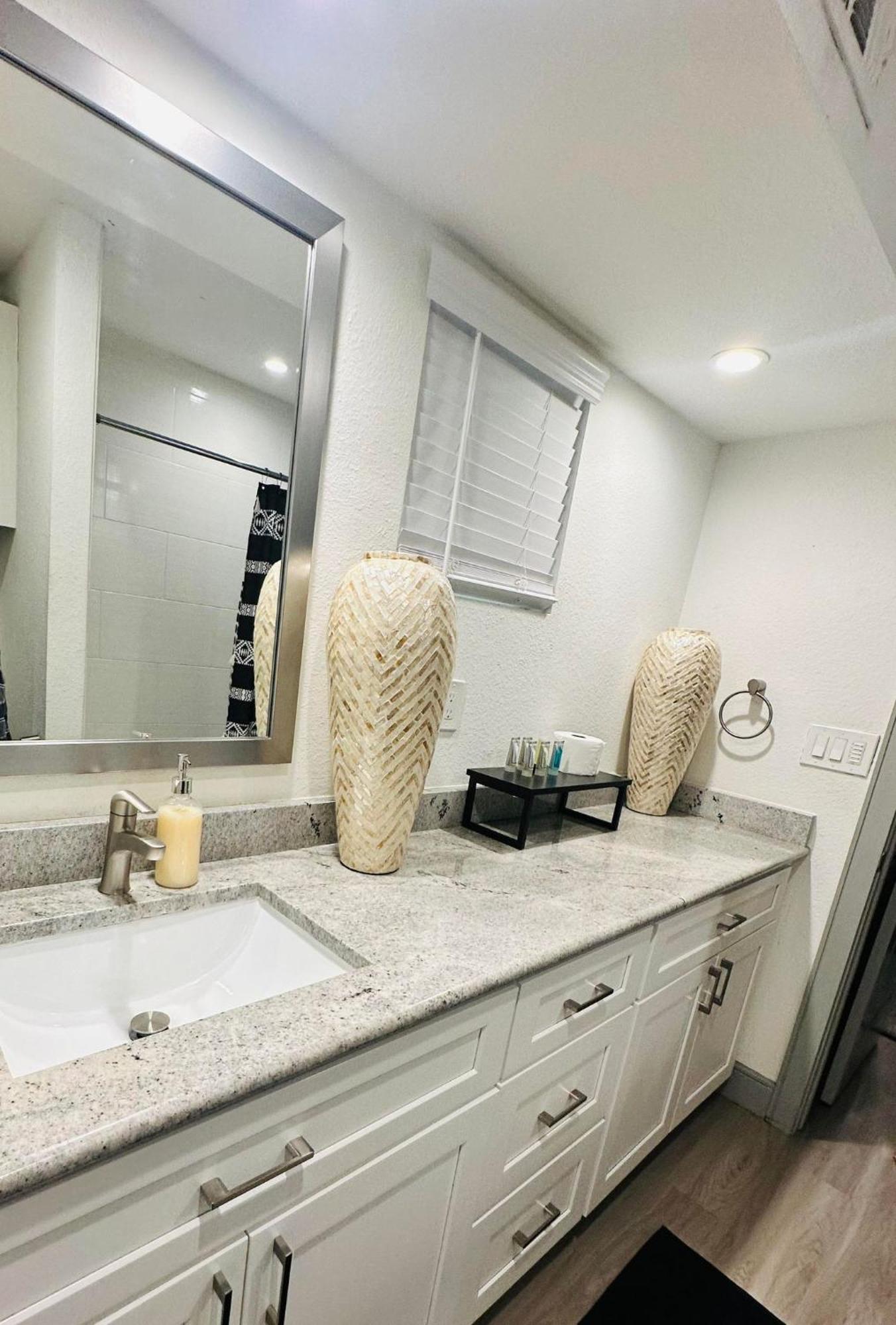Trendy Midtown Apartment Houston Exterior photo
