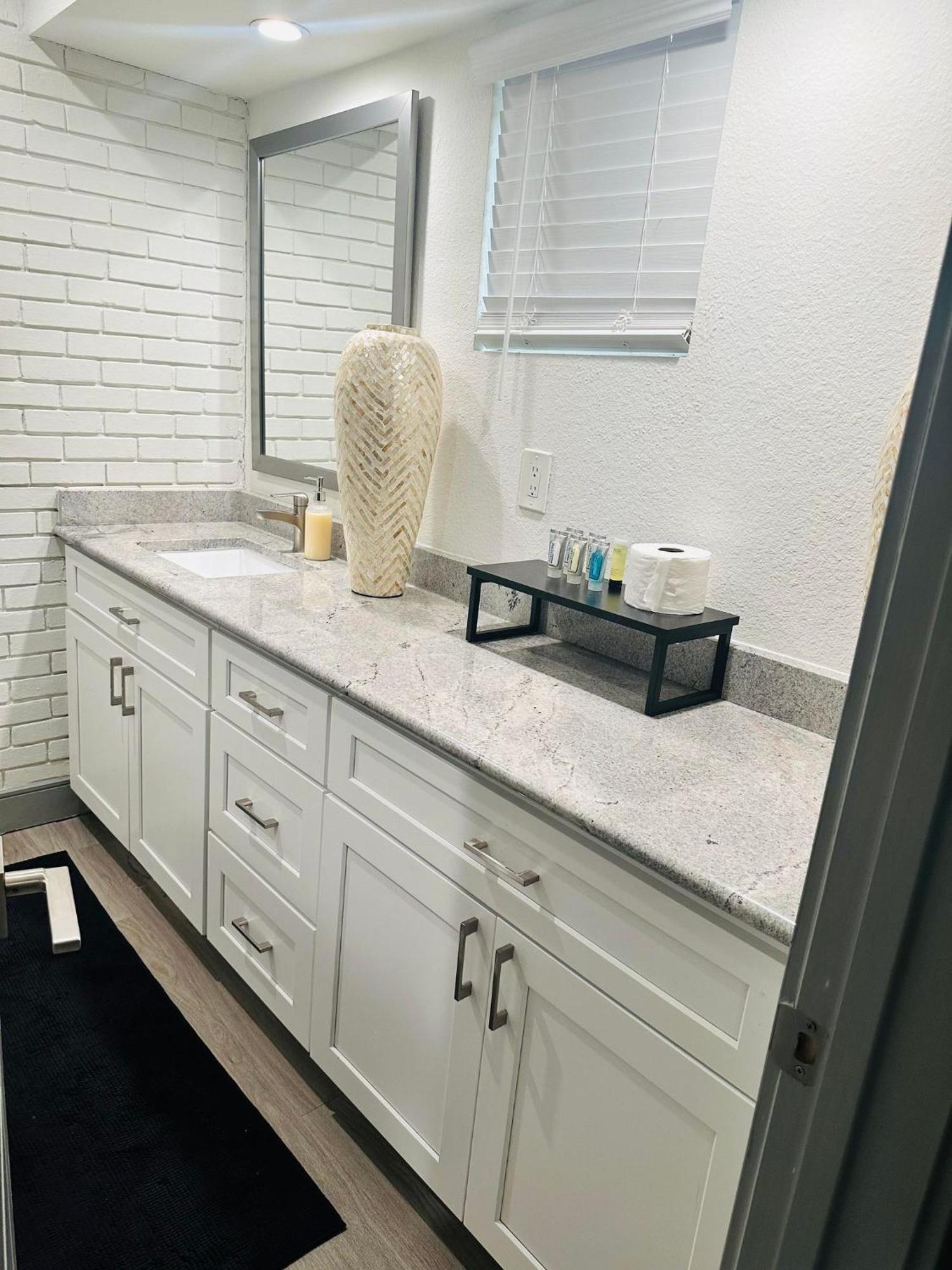 Trendy Midtown Apartment Houston Exterior photo